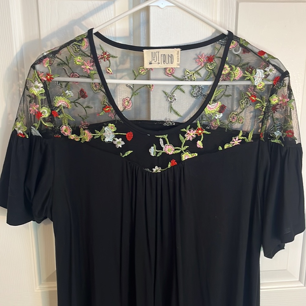 Lost&Found, Short sleeve, Mini silhouette, Black w/ Embroidered detail, size 1X - Picture 2 of 5